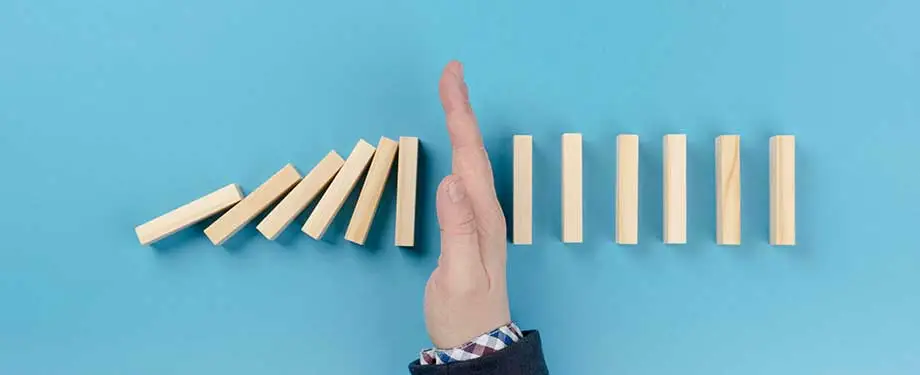 Como funciona o seguro de riscos diversos? Na imagem, peças de madeira caindo representam a cobertura contras riscos diversos que podem afetar o patrimônio