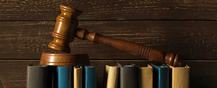 Quando é cabível a desconsideração da personalidade jurídica? Na imagem, livros e martelo da justiça evidenciando que o princípio da autonomia patrimonial da pessoa jurídica não é absoluto