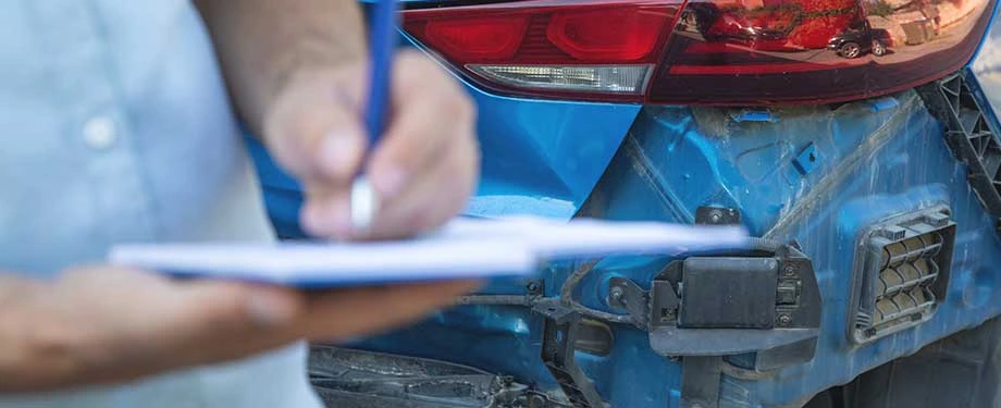 Quanto custa um seguro de veículos? Na imagem, proprietário de veículo preenche dados sobre o sinistro ocorrido para comunicar a seguradora