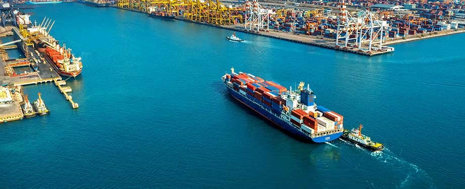 Como funciona o seguro RCA-C? Na imagem, transporte de carga aquaviário, evidenciando importância da proteção do seguro RCA-C