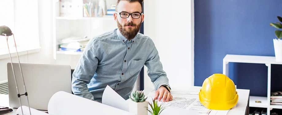 Como funciona RC arquiteto? Na imagem, arquiteto trabalhando em escritório em alusão ao seguro para profissionais que atuam no setor de arquitetura