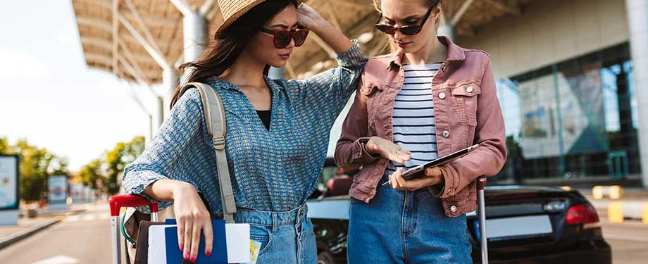 Qual é o melhor seguro de viagem? Na imagem, amigas viajando em representação ao seguro para viagem, que deve ser contratado de forma obrigatória em alguns países
