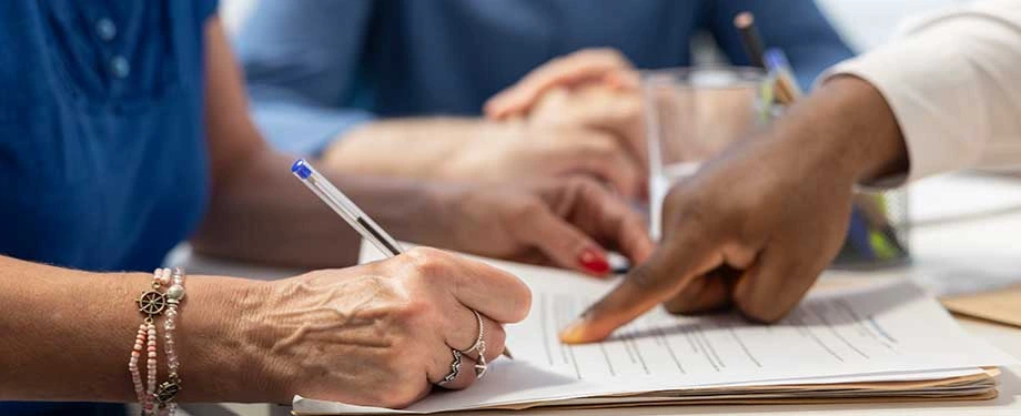 Seguro de vida pode ser resgatado em vida? Na imagem, mulher contrata seguro de vida resgatável, que pode ser resgatado em vida em alguns casos, como o de doenças graves