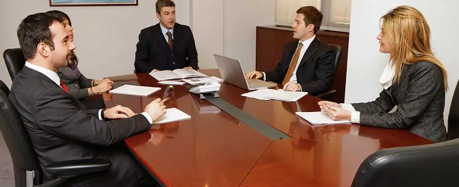 Quando o processo vai para o CARF? Na imagem, conselheiros debatendo evidenciam que contribuintes podem recorrer ao CARF em algumas circunstâncias