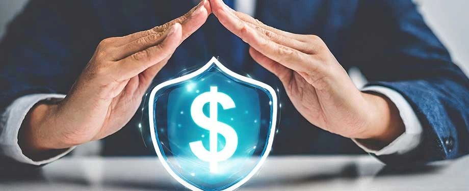 Sou obrigado a pagar seguro proteção financeira? Na imagem, homem protege símbolo de $ com as mãos, representando o seguro de proteção financeira, que não é obrigatório mas vantajoso 