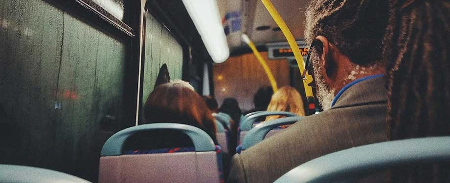 O seguro APP &eacute; obrigat&oacute;rio? Na imagem, vemos passageiros em &ocirc;nibus em alus&atilde;o ao seguro que &eacute; obrigat&oacute;rio para motoristas de aplicativos 