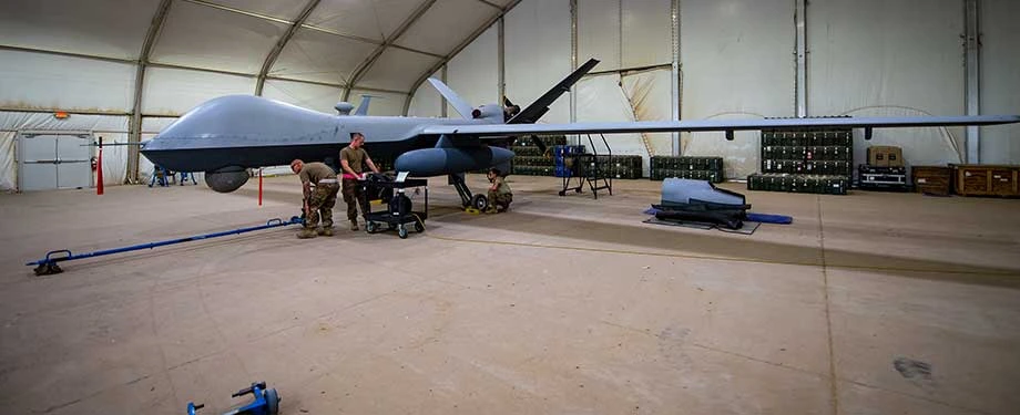 Como funciona RC andar? Na imagem, aeronave em alusão ao seguro que protege contra danos causados a terceiros no hangar 