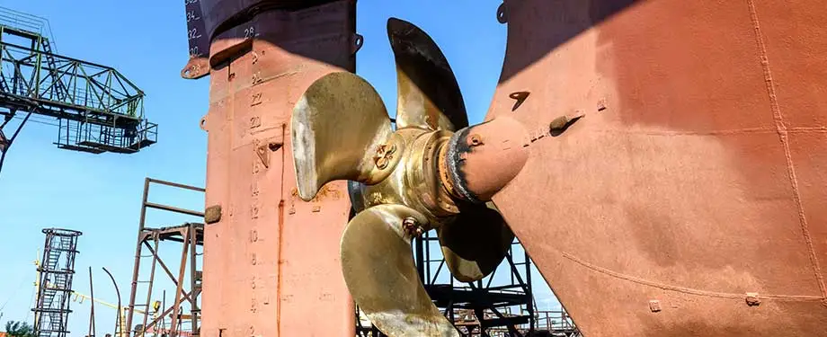 O que a indenização do seguro casco atende? Na imagem, embarcação em alusão ao seguro casco marítimo, que garante proteção contra perdas ou danos à embarcação