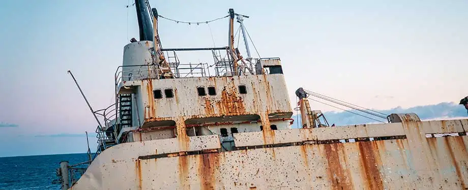 O que cobre o seguro casco? Na imagem, embarcação danificada evidencia a importância de contratar um seguro casco marítimo para evitar prejuízos