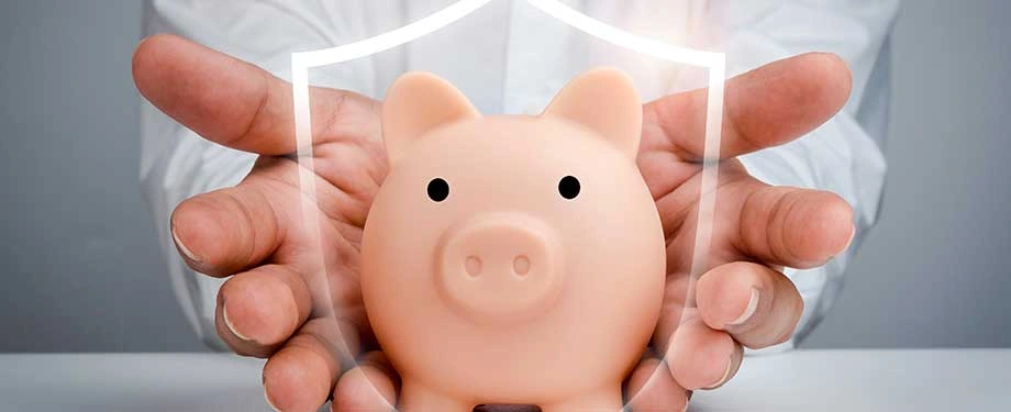 Como funciona o seguro crédito interno? Na imagem, escudo e cofre representam a proteção do seguro de crédito interno contra perdas financeiras