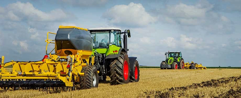 Quanto custa o seguro de uma colheitadeira? Na imagem, vemos colheitadeira protegida por ap&oacute;lice de seguro de m&aacute;quinas agr&iacute;colas, cujo valor depende de fatores como coberturas contratadas e hist&oacute;rico de sinistro 