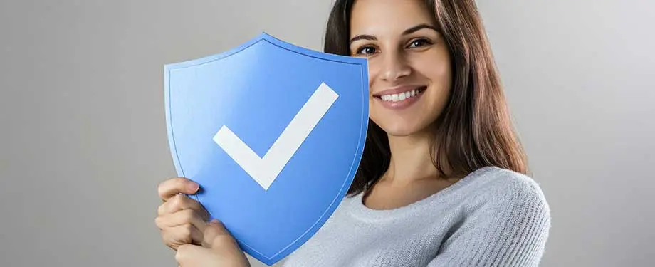 Quanto custa um seguro de vida pessoal? Na imagem, mulher segura escudo em representa&ccedil;&atilde;o ao seguro de pessoas, como exemplo do seguro de vida 