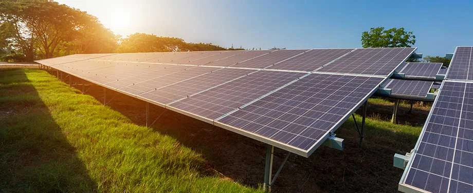 Quanto custa um seguro para placas solares? Na imagem, placas solares representam seguro essencial para a prote&ccedil;&atilde;o e continuidade do funcionamento do sistema fotovoltaico