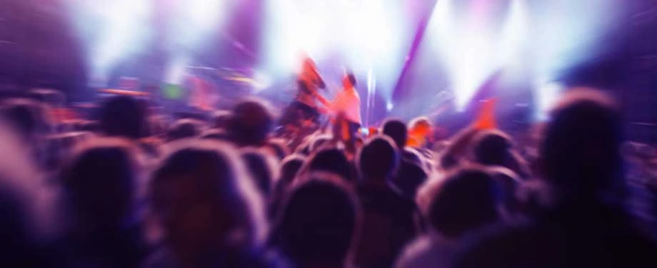 Quanto custa um seguro para eventos? Na imagem, pessoas em show representam o seguro RD eventos, que protege contra riscos diversificados, como perdas e danos materiais, e o valor depende da cobertura