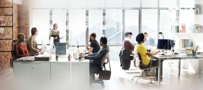 Como-funciona-o-seguro-empresas? Como funciona seguro empresas: na imagem, colaboradores protegidos com as melhores coberturas do seguro empresas.