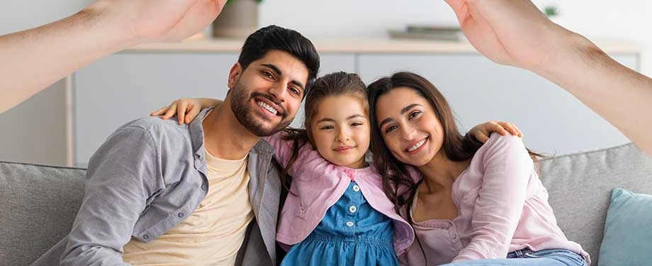 Como funciona o seguro família? Na imagem, família se abraça e sorri evidenciando a tranquilidade oferecida pelo seguro familiar