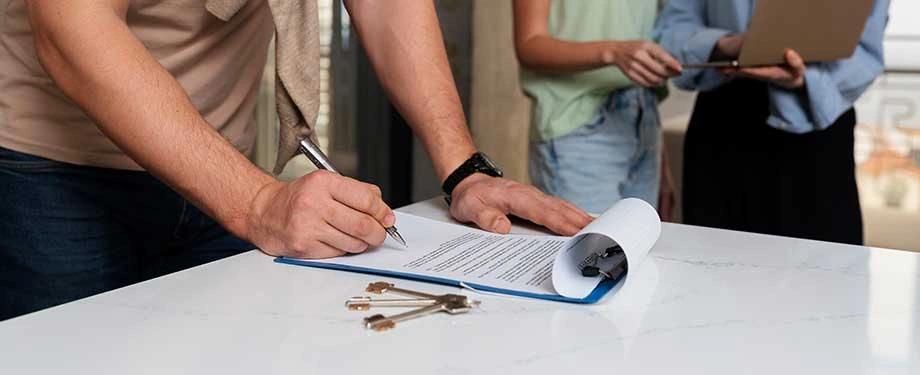 O que o inquilino tem direito no seguro fiança? Na imagem, vemos inquilino assinando contrato de aluguel após contratar o seguro fiança locatícia