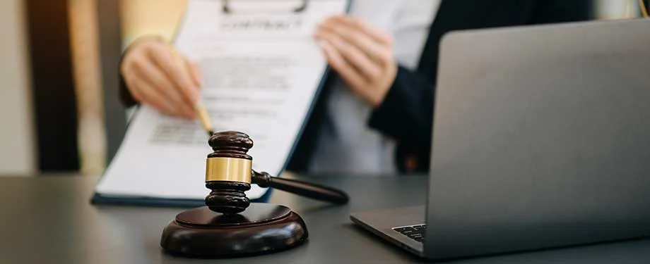 Seguro garantia judicial equivale a dinheiro? Na imagem, pessoa com martelo da justiça em alusão ao seguro garantia judicial, que pode funcionar como substituto do depósito em dinheiro