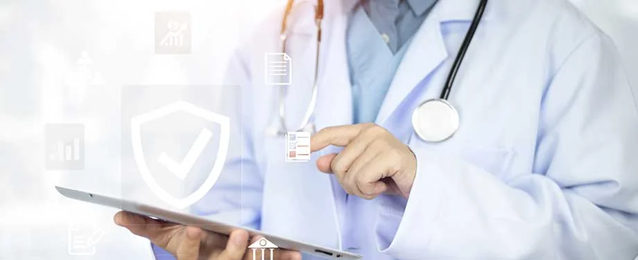Como funciona o seguro hospital? Na imagem, m&eacute;dico com dispositivo m&oacute;vel representa o seguro hospital, que pode ser contratado de forma digital com a  Mutuus Seguros 