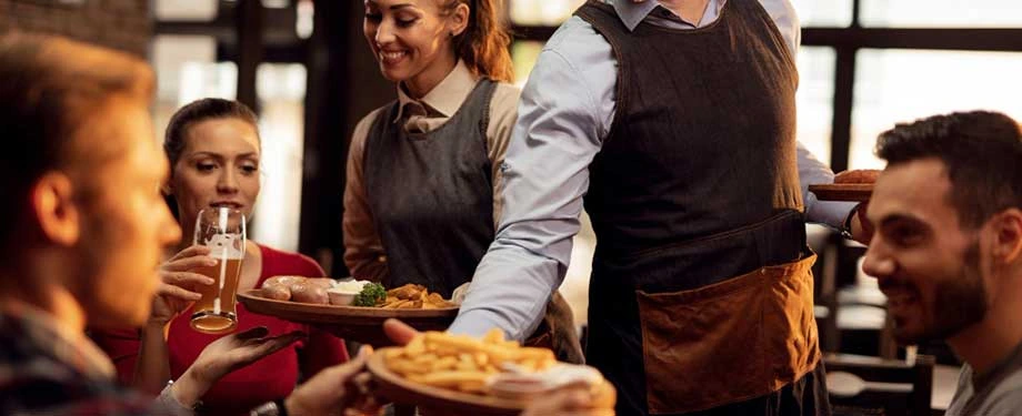 Como funciona um seguro para restaurantes? Na imagem, gar&ccedil;ons em alus&atilde;o a ap&oacute;lice que pode ser personalizada com os riscos mais comuns para o estabelecimento 