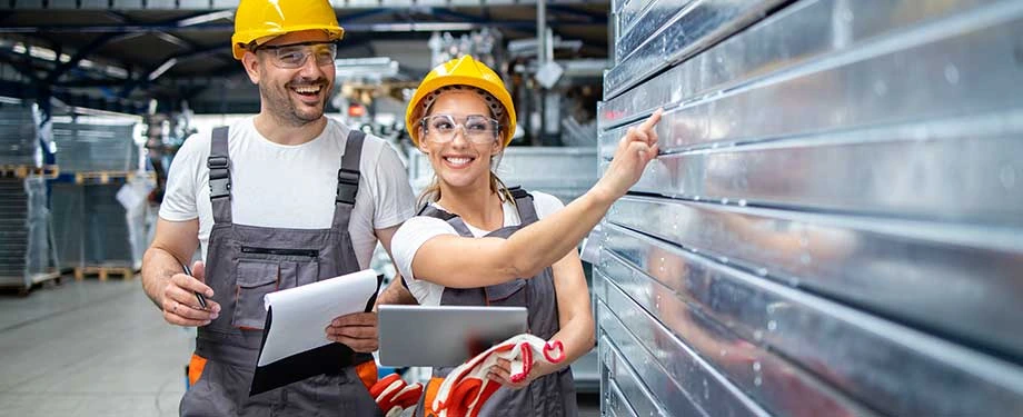 Como funciona o seguro garantia manutenção corretiva? Na imagem, engenheiros realizam suas atividades após contratar seguro garantia manutenção corretiva