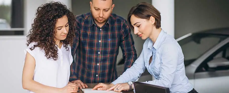 Qual é a comissão de um corretor de seguros? Na imagem, corretora de seguros fechando negócio evidencia possibilidades de comissões na área