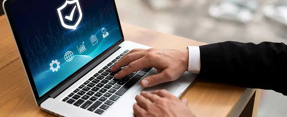 Como consultar seguro de pessoa falecida? Na imagem, homem utiliza o notebook para acessar sistema de consulta da SUSEP e encontrar informações sobre seguro de pessoa falecida