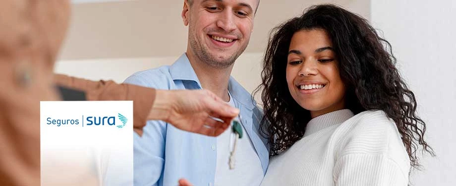 A Sura é uma seguradora? Na imagem, casal feliz recebe chave de imóvel após contratar seguro da Sura