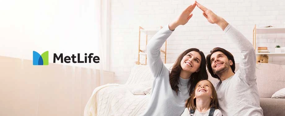 Como funciona o seguro de vida MetLife? Na imagem, família sorri e faz sinal de proteção após contratar seguro MetLife
