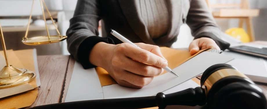 O que vem depois do agravo de peti&ccedil;&atilde;o? Na imagem, advogado com papelada refor&ccedil;a a pr&oacute;xima etapa, na qual o agravo &eacute; julgado pelo tribunal 