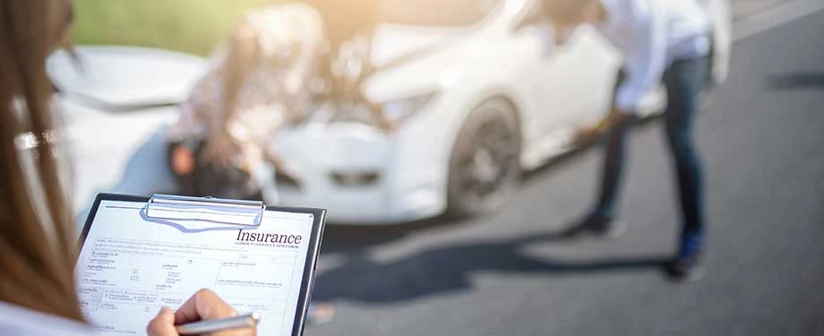 Qual seguro de carro é bom e barato? Na imagem, corretor preenchendo questionário para análise de riscos de seguro automóvel