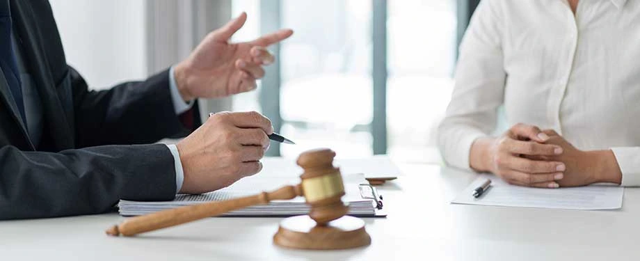 O que cobre um seguro garantia judicial? Na imagem, juiz informa a decisão do processo trabalhista