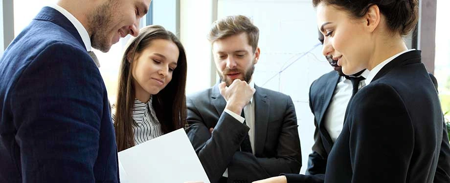 Quando cabe recurso adesivo na CLT? Na imagem, advogados analisam caso para entender se o recurso adesivo é compatível com o processo