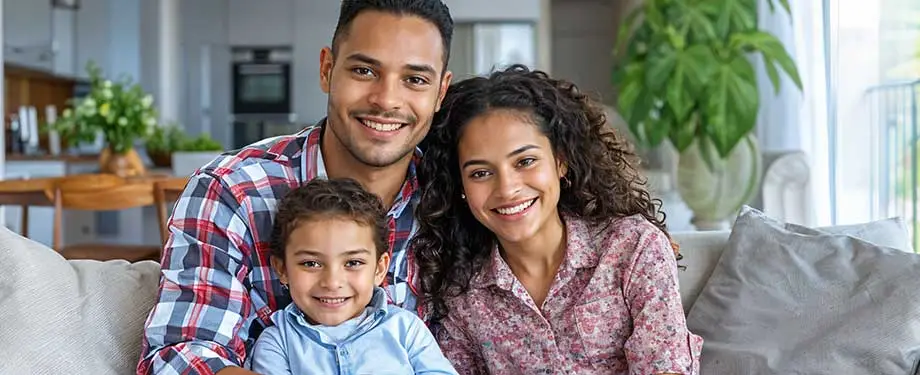 Qual o melhor seguro de vida hoje? Na imagem, família feliz evidencia que o melhor seguro de vida para empresas é o que atende bem as suas necessidades