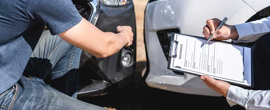 Qual o seguro de carro mais confiável? Na imagem, pessoa preenche questionário de riscos para entender qual o melhor seguro automóvel para o segurado