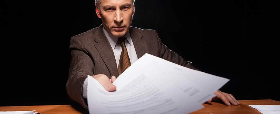 Quando se aplicam embargos? Na imagem, profissional entregando documentações representa os embargos, importantes para esclarecer decisões sobre os processos e corrigir erros