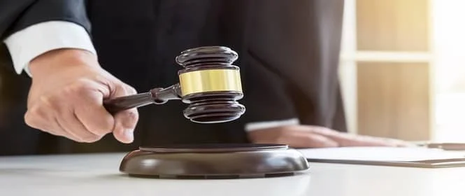 Como o sistema Sisbajud é vital na execução de processos judiciais, na imagem, há um juiz ordenando o bloqueio de contas bancárias de devedores.