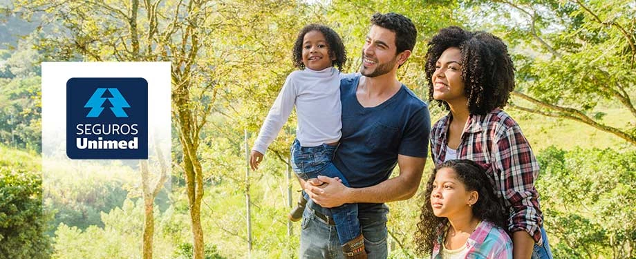 O Seguro Unimed é confiável? Na imagem, família sorri ao contratar seguro da Unimed, seguradora que tem anos de credibilidade no mercado