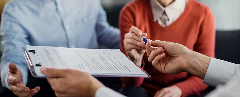 Qual o melhor seguro de vida resgatável? Na imagem, corretor de seguros orienta segurado sobre as melhores opções de seguros para as suas necessidades