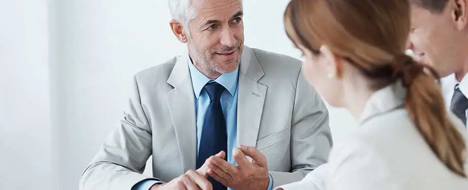 Qual o salário de um corretor de seguros? Na imagem, corretor de seguros fechando negócios