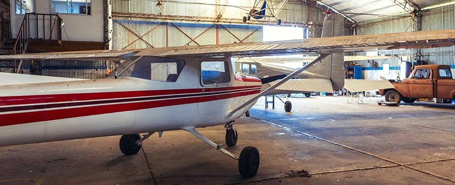 O que cobre o seguro RC hangar? Na imagem, aeronave representa importância de proteção contra danos materiais e físicos que possam ser causados a terceiros em hangar 