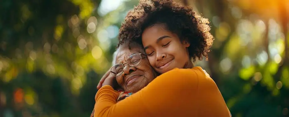 Como funciona seguro de vida simulação online? Na imagem, mãe e filha se abraçam representando que o custo do seguro de vida é investimento
