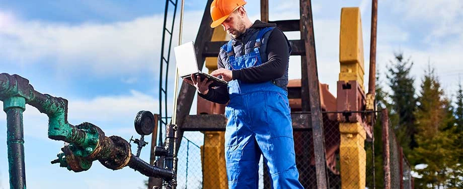 Como funciona o seguro garantia descomissionamento de poços? Na imagem, profissional realiza operação de descomissionamento de poços após contratar o seguro garantia