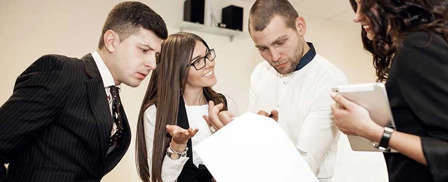 Como funciona recurso adesivo trabalhista? Na imagem, advogados discutem possibilidade de recurso adesivo