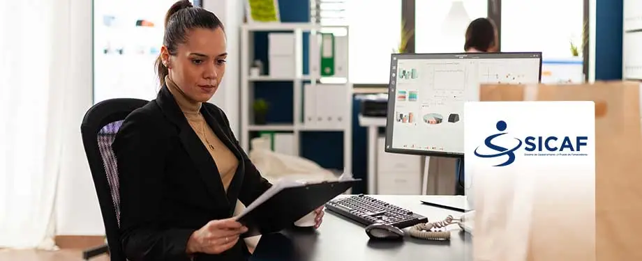 Para que serve o SICAF? Na imagem, mulher com tablet para fazer SICAF login e estar habilitada para participar de licitações