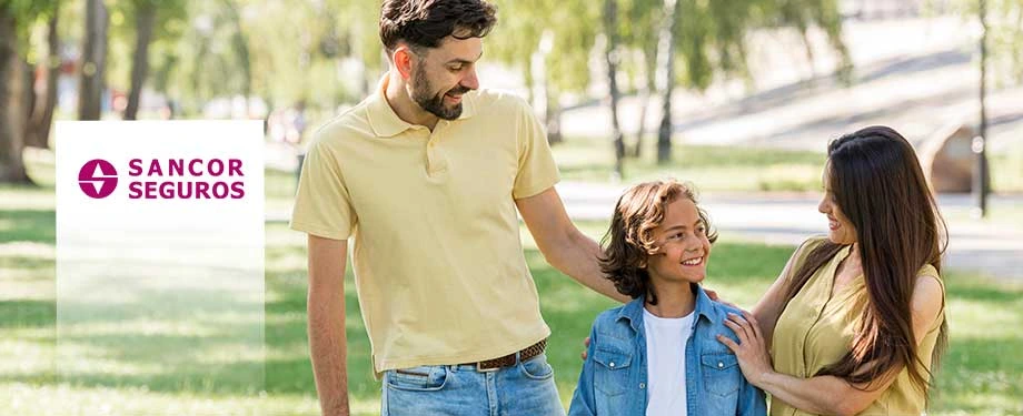Quem é o dono da Sancor Seguros? Na imagem, família sorridente caminha e representa a proteção do seguro Sancor