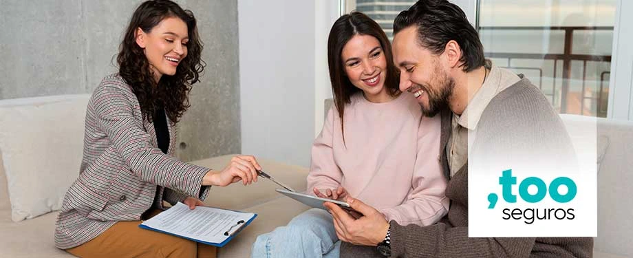 O que o seguro Too cobre? Na imagem, casal conversa com corretora para entender quais são as coberturas do seguro Too