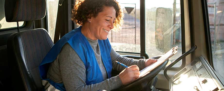 Como saber o RNTRC do veículo? Na imagem, mulher informa RNTRC de seu caminhão, um registro obrigatório para transportadores de carga rodoviários