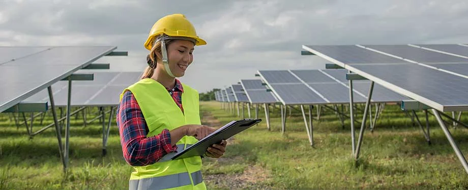 O que é o sistema de mercado livre de energia? Na imagem, profissional com placas solares representam o sistema no qual os consumidores escolhem os fornecedores de energia