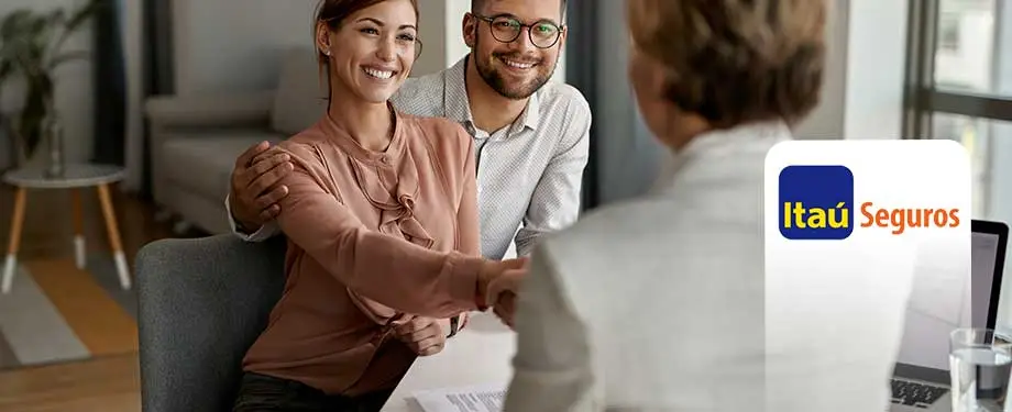 O que é seguro Itaú? Na imagem, casal aperta a mão de corretora de seguros após contratar cobertura